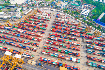 集裝箱船在進(jìn)出口與商業(yè)物流中的關(guān)鍵作用 從起重機(jī)俯視到海港鳥瞰的貿(mào)易全景